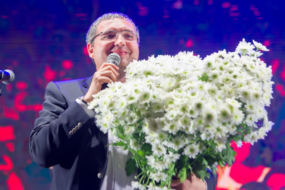 Renato Usatîi își sărbătorește ziua de naștere. A primit un cadou ce va trebui inclus în declarația de avere și interese